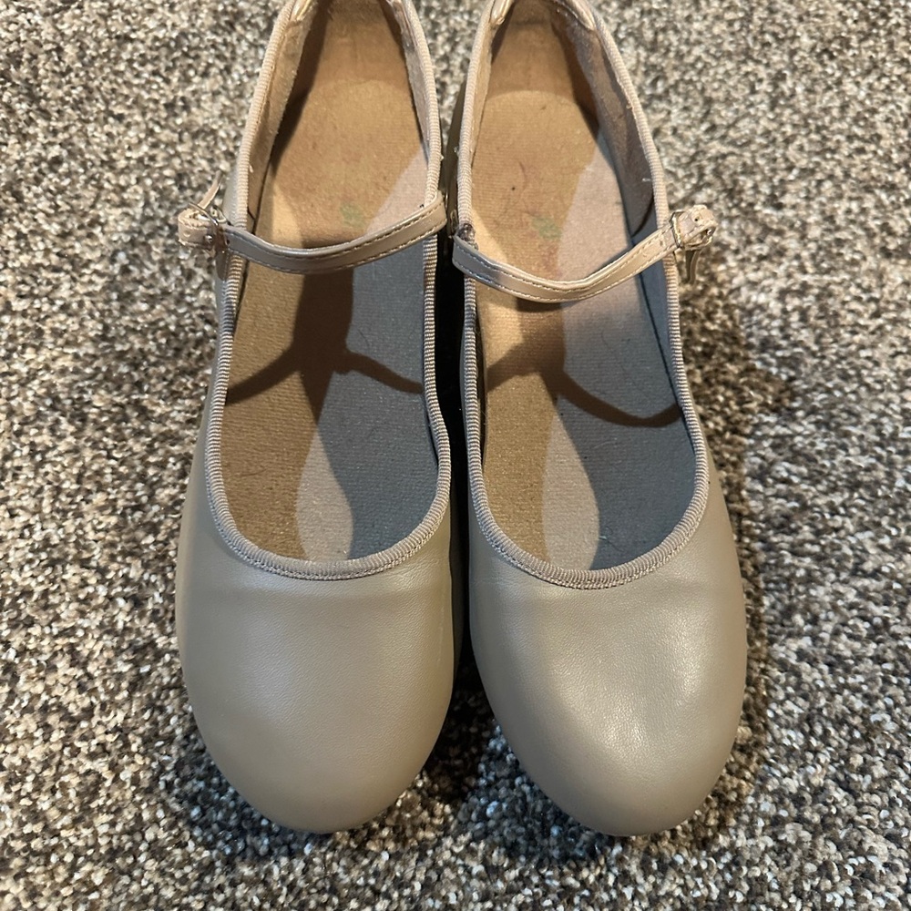 Women’s tan tap shoes